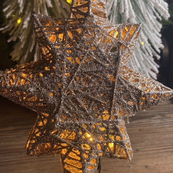 Pottery Barn Kids Shiny, Sparkly, and Glittery Light Up Silver Star Tree Topper - Picture 6 of 16